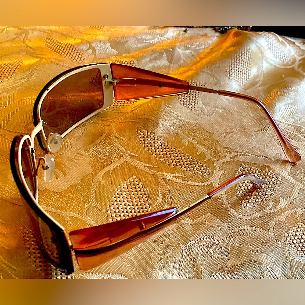 Retro Designer Sunglasses Wrap-Around Gold-tone frame, Red/brown tinted lenses